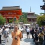 Kiyomizu-dera, no Leste de Kyoto. O templo é enorme,cravado na encosta da montanha.