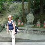 Na descida pela encosta do morro, pequenos memoriais a monjes e outros budistas falecidos.